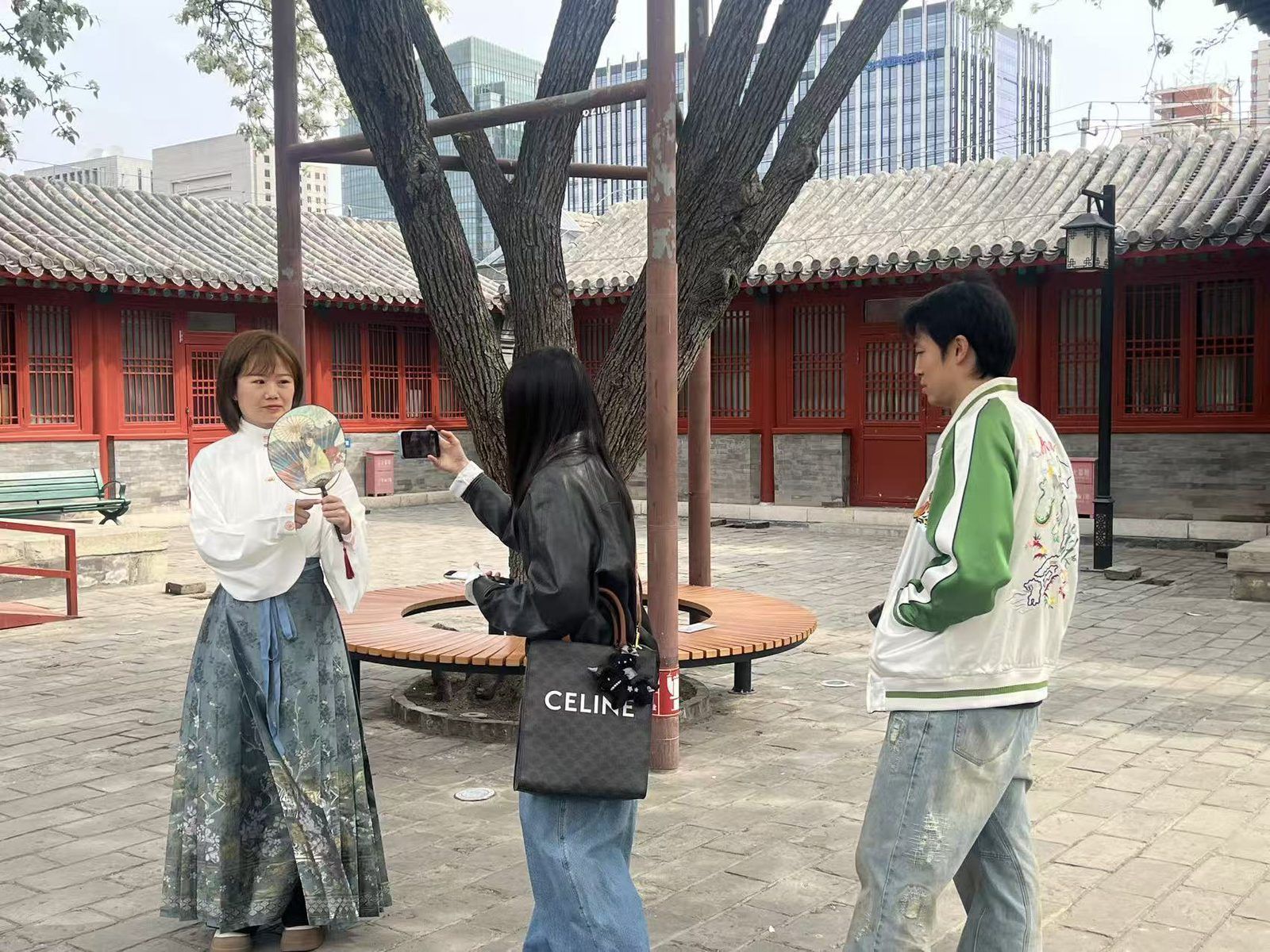 智化寺梨花季 · AI 定制团扇